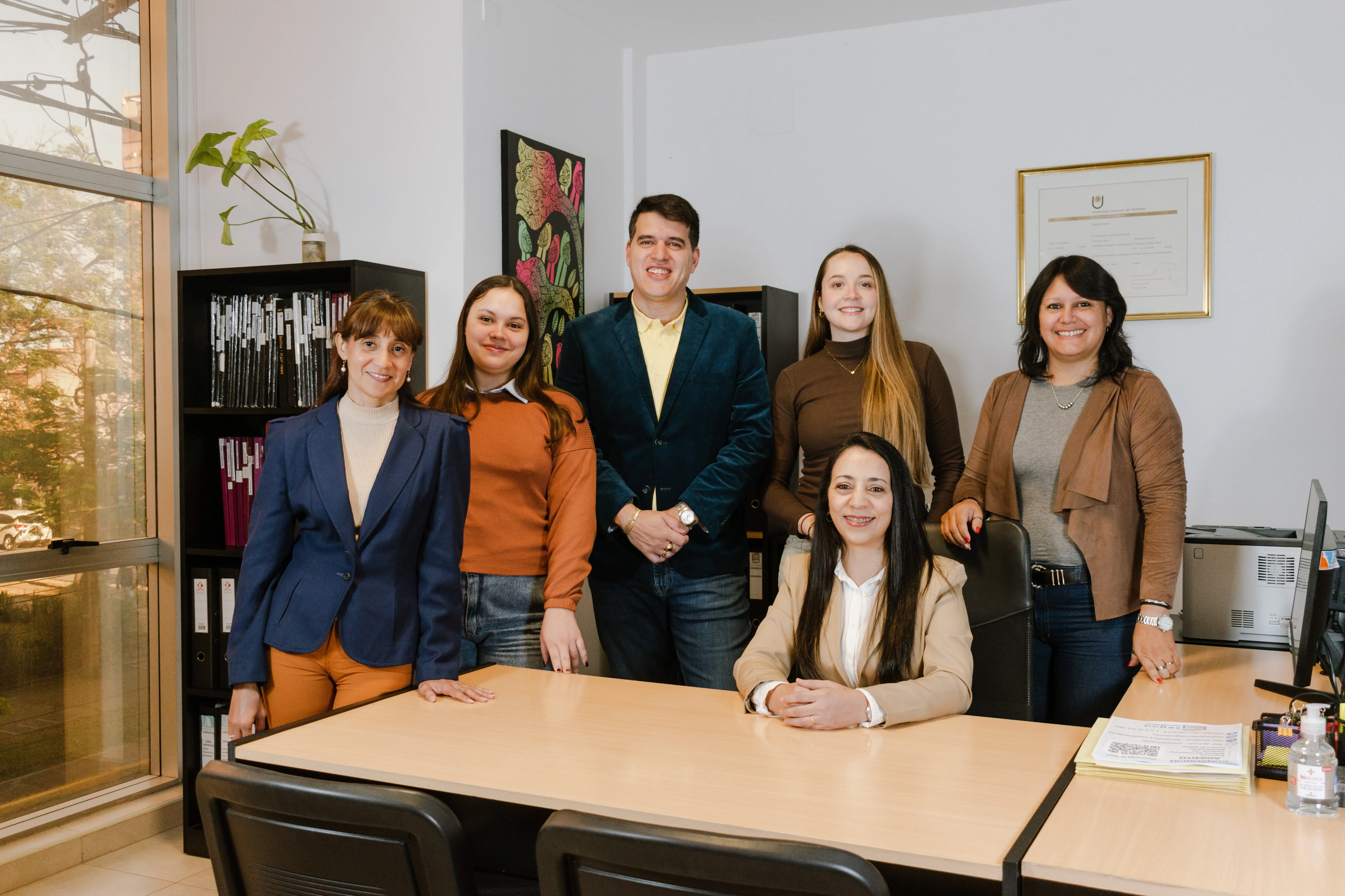 Equipo de SEGAD trabajando junto a un cliente en la oficina de administración de consorcios